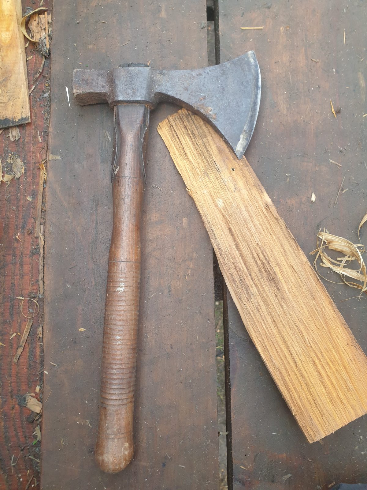 Hache de charpentier et bois fendu sur l'établi, savoir-faire artisanal