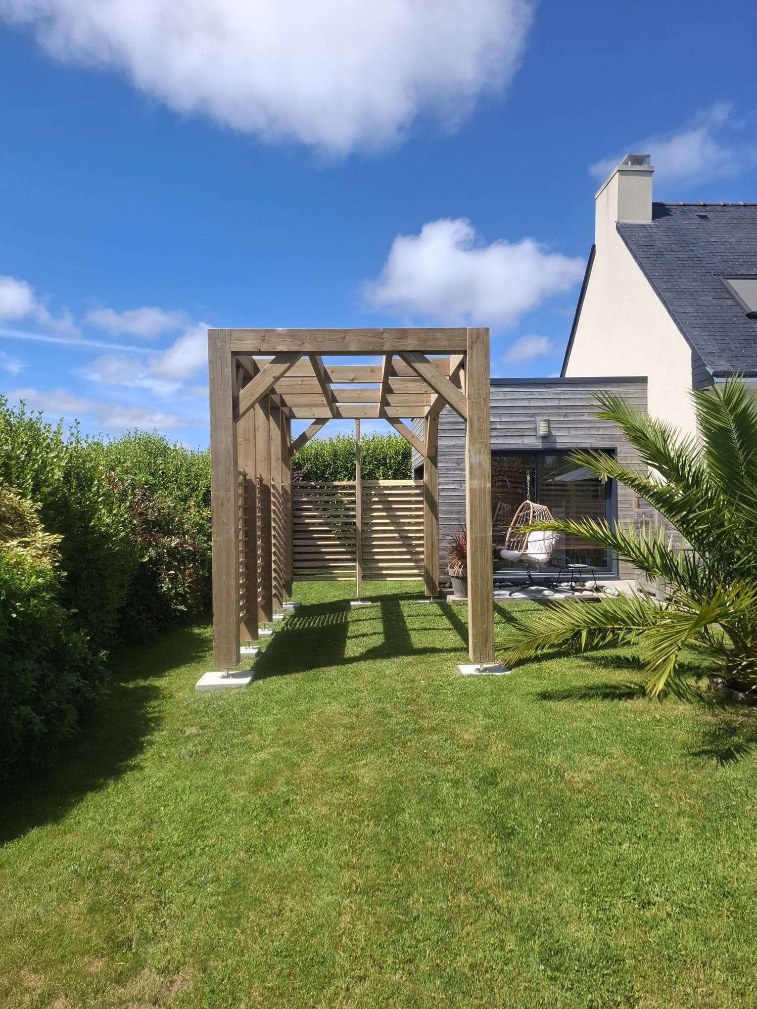Pergola en pin traité vue d'ensemble, maison en arrière-plan à Pluguffan